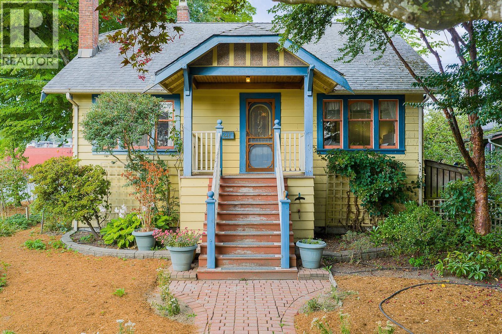 441 Kelly St, New Westminster, BC V3L 3T8