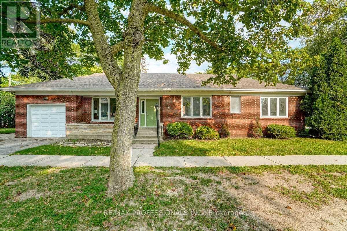 58 Old Oak Rd, Toronto, ON M9A 2W2