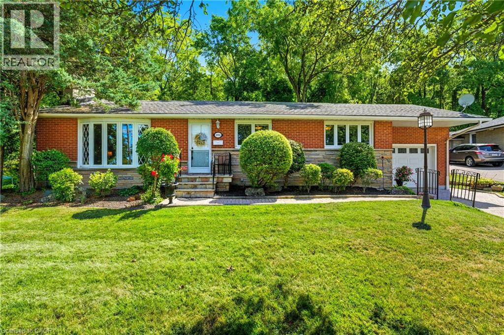 894 Bishop Pl, Ancaster, ON L9G 3E5