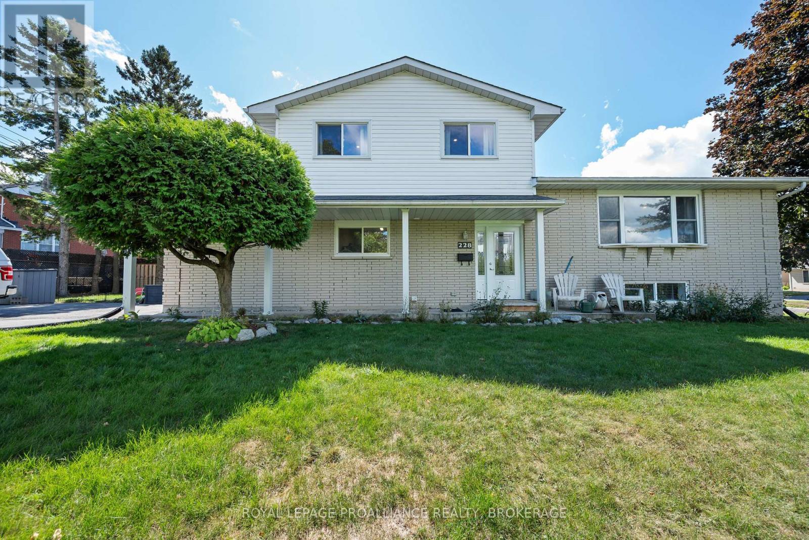 228 Robert Wallace Dr, Kingston, ON K7M 6C3