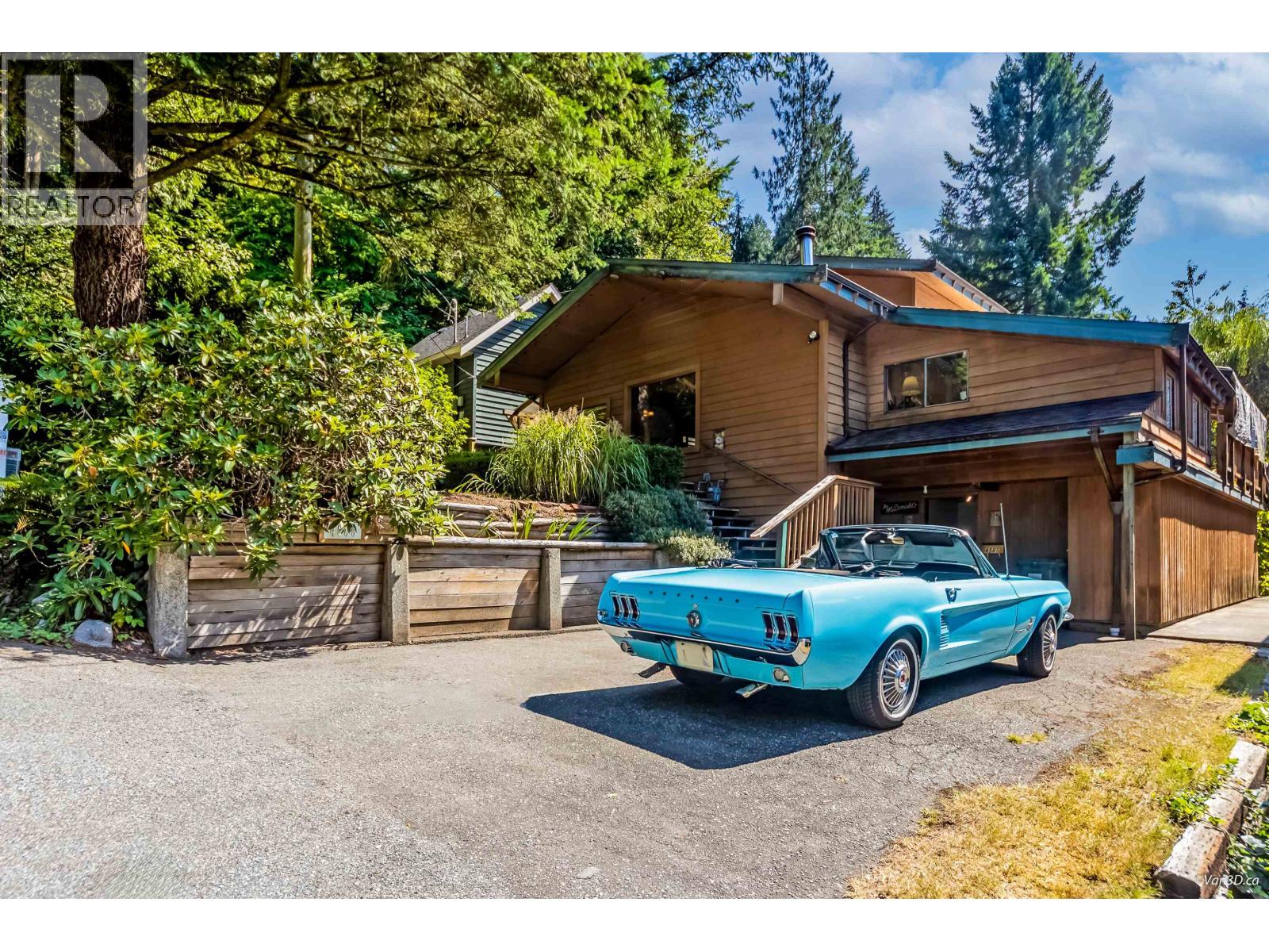 4585 Raeburn St, North Vancouver, BC V7G 1K3