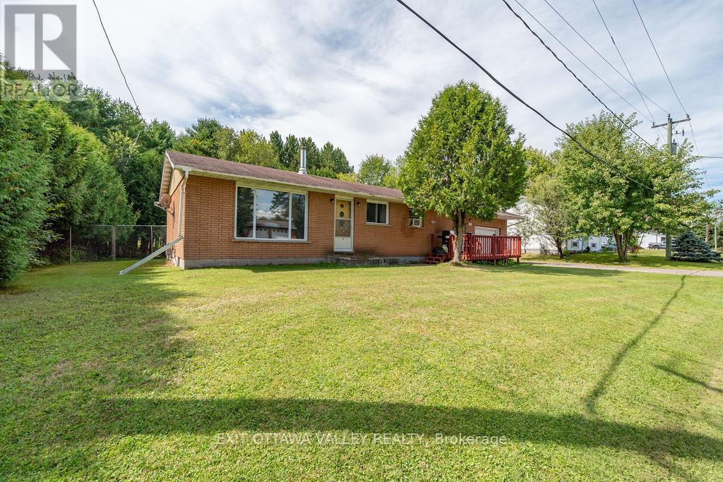 19 Ottawa St, Laurentian Hills, ON K0J 1J0