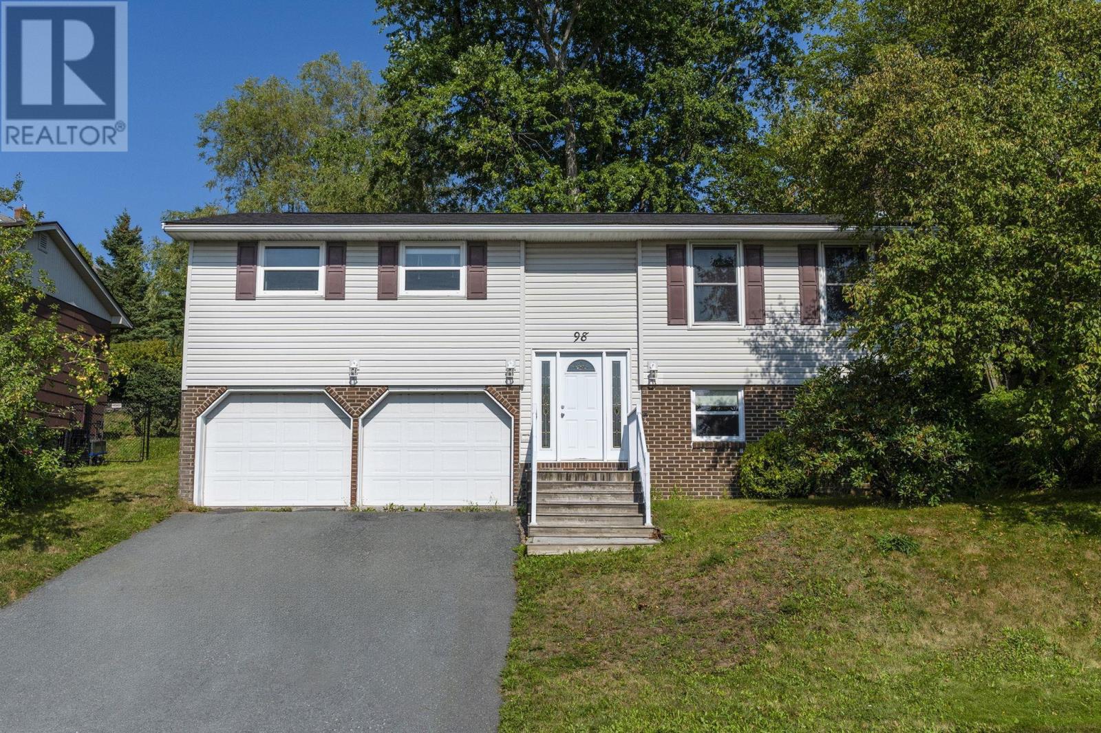 98 Collins Grv, Dartmouth, NS B2W 4E6