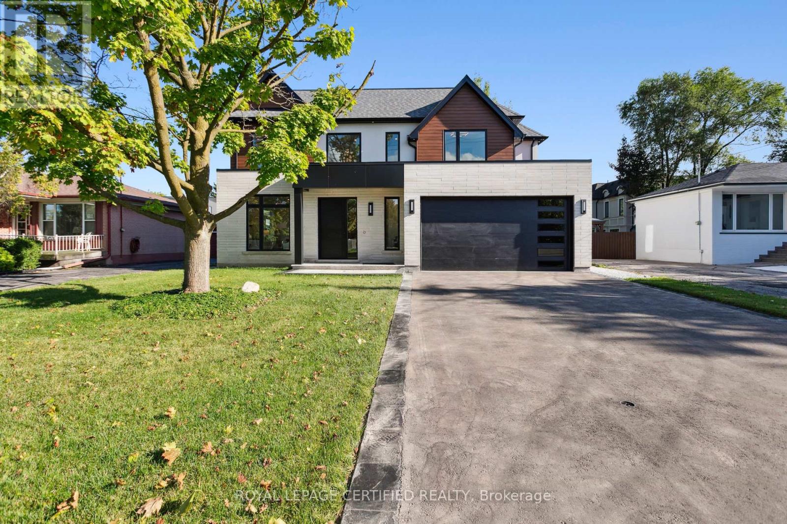 2082 Bridge Rd, Oakville, ON L6L 2E9