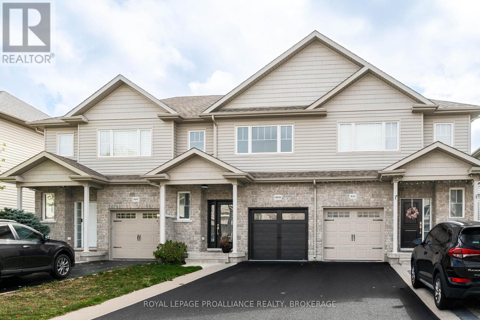 909 Blossom St, Kingston, ON K7P 0N2