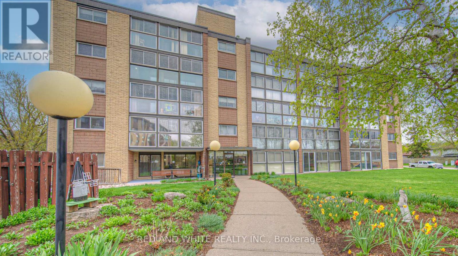 406 400 Champlain Blvd, Cambridge, ON N1R 7J6