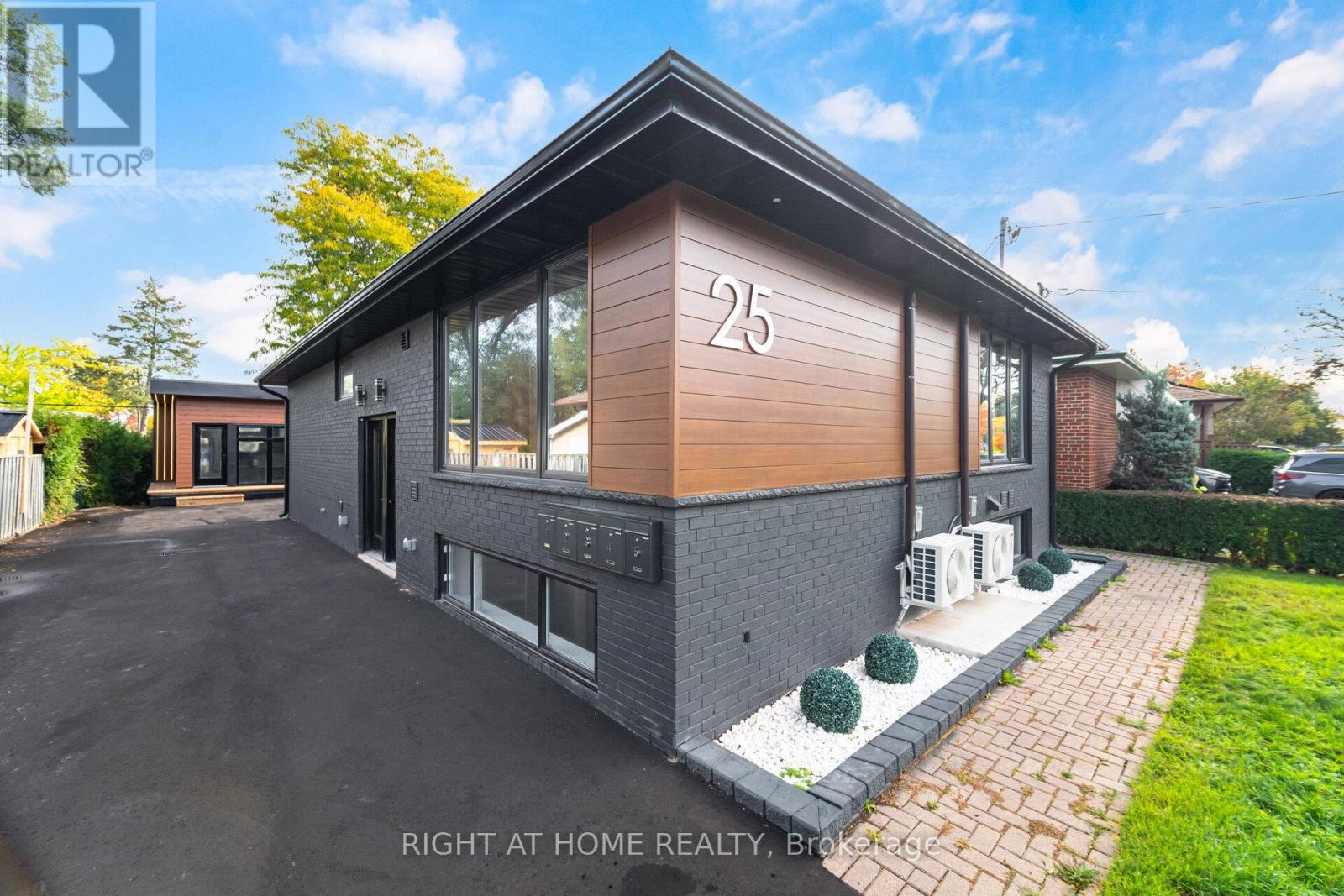 25 Templar Dr, Toronto, ON M9R 3C6