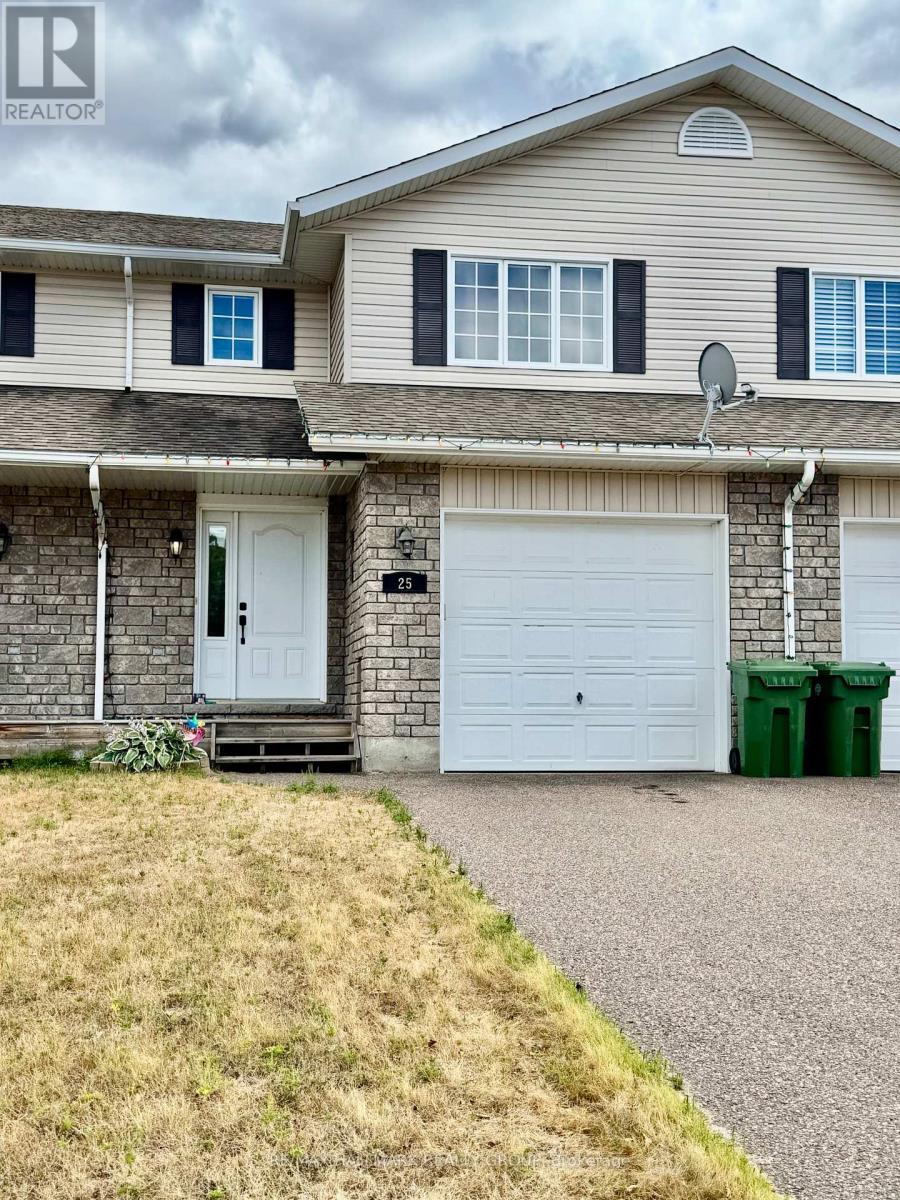 25 Winston Ave, Petawawa, ON K2B 7Z5