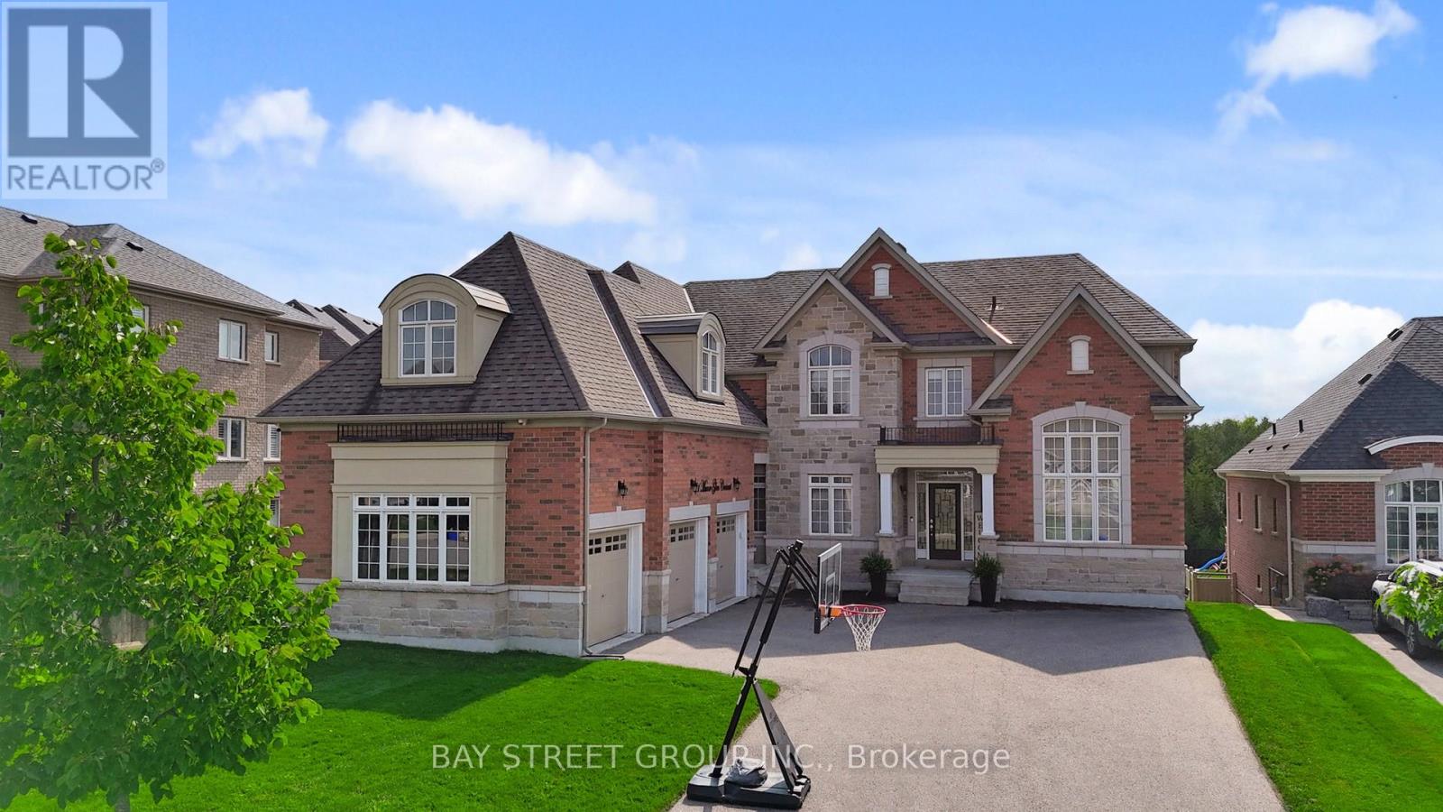 71 Manor Glen Cres, East Gwillimbury, ON L0G 1M0