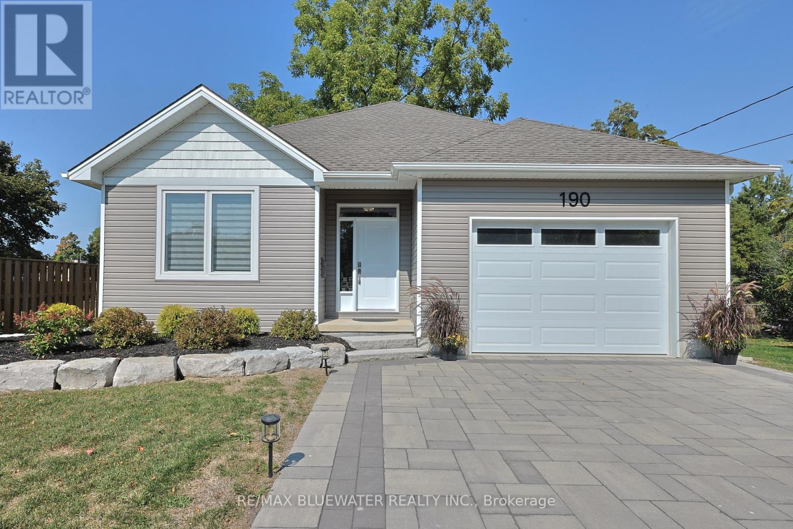 190 Broad St, North Middlesex, ON N0M 2K0