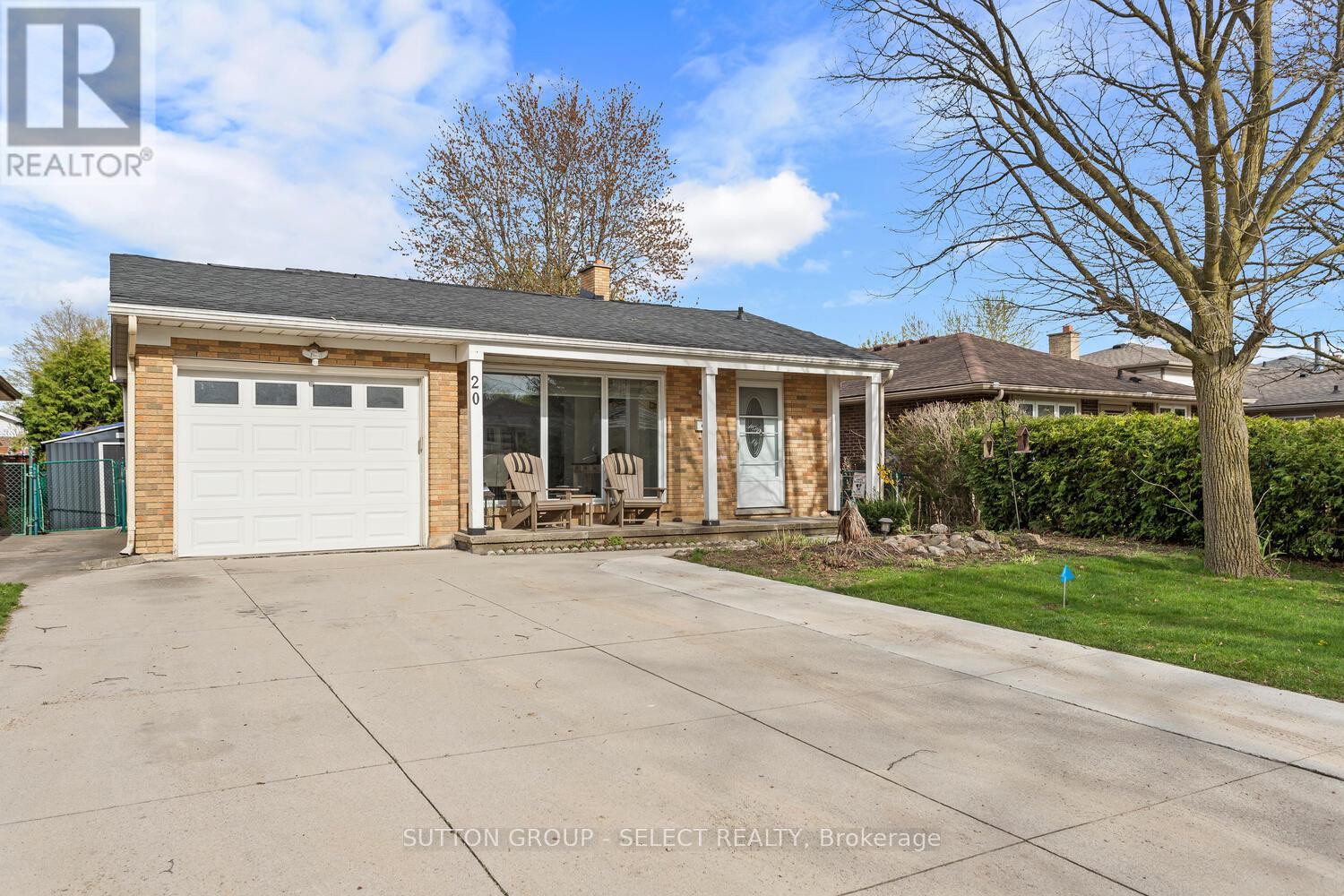 20 Lochern Rd, London, ON N5Z 4L6