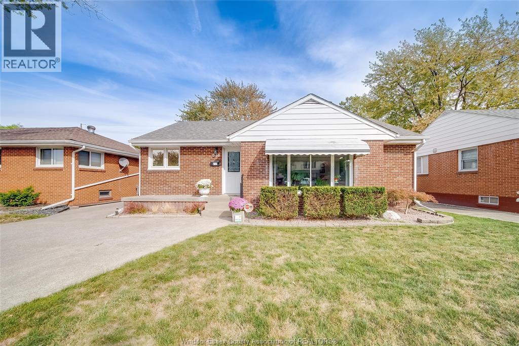 856 Watson, Windsor, ON N8S 3S8