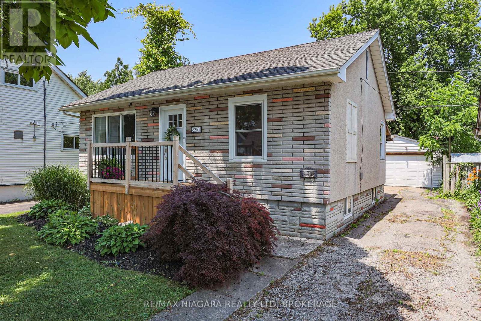 6253 Churchill St, Niagara Falls, ON L2G 2X5