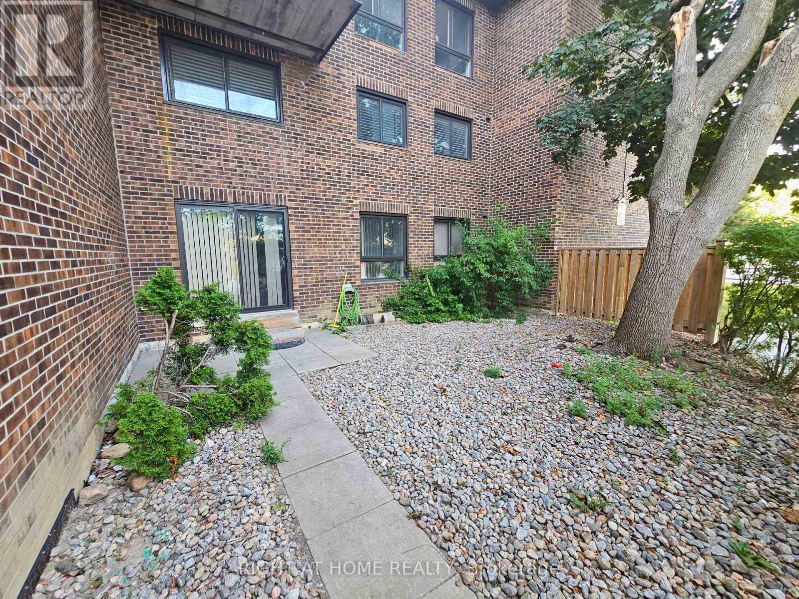 61 53 Taunton Rd E, Oshawa, ON L1G 3T6