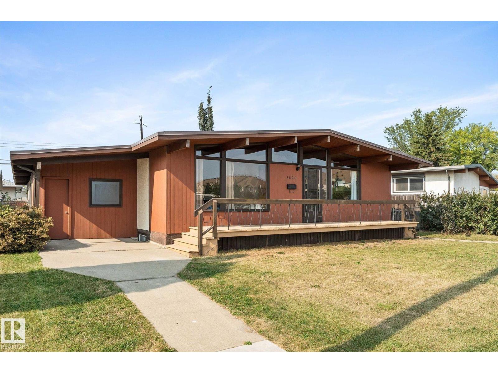 8820 Meadowlark Rd NW, Edmonton, AB T5R 5W7