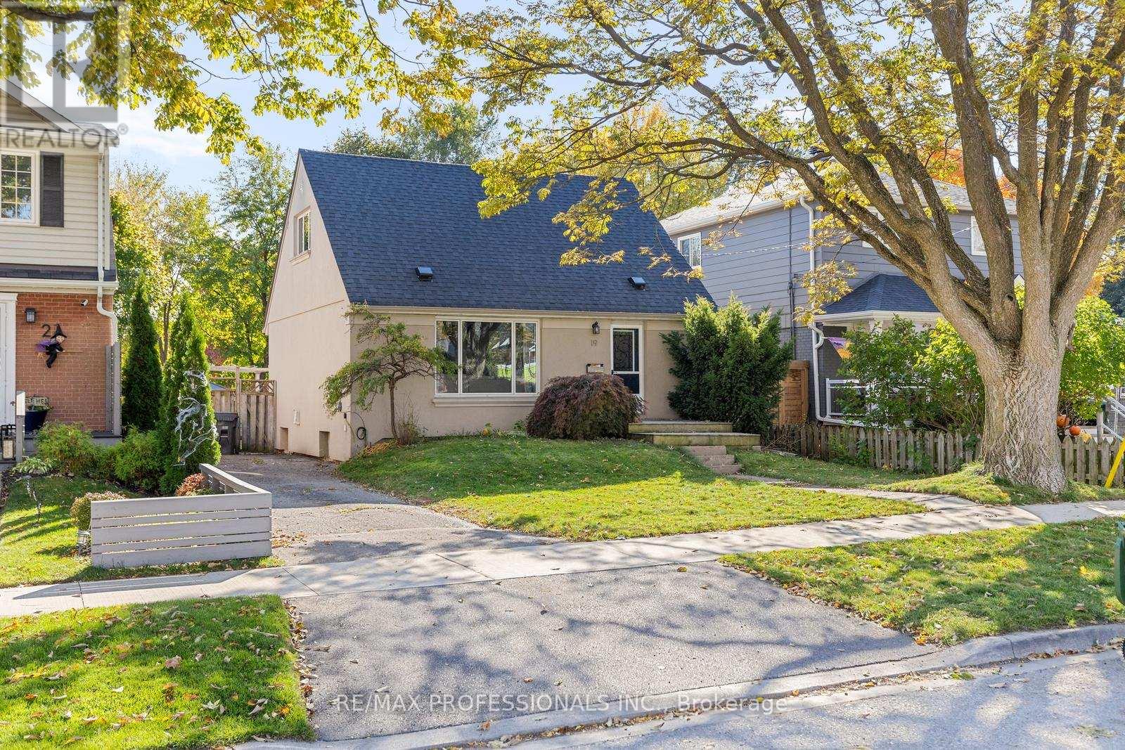 19 Mitcham Dr, Toronto Alderwood, ON M8W 2J6