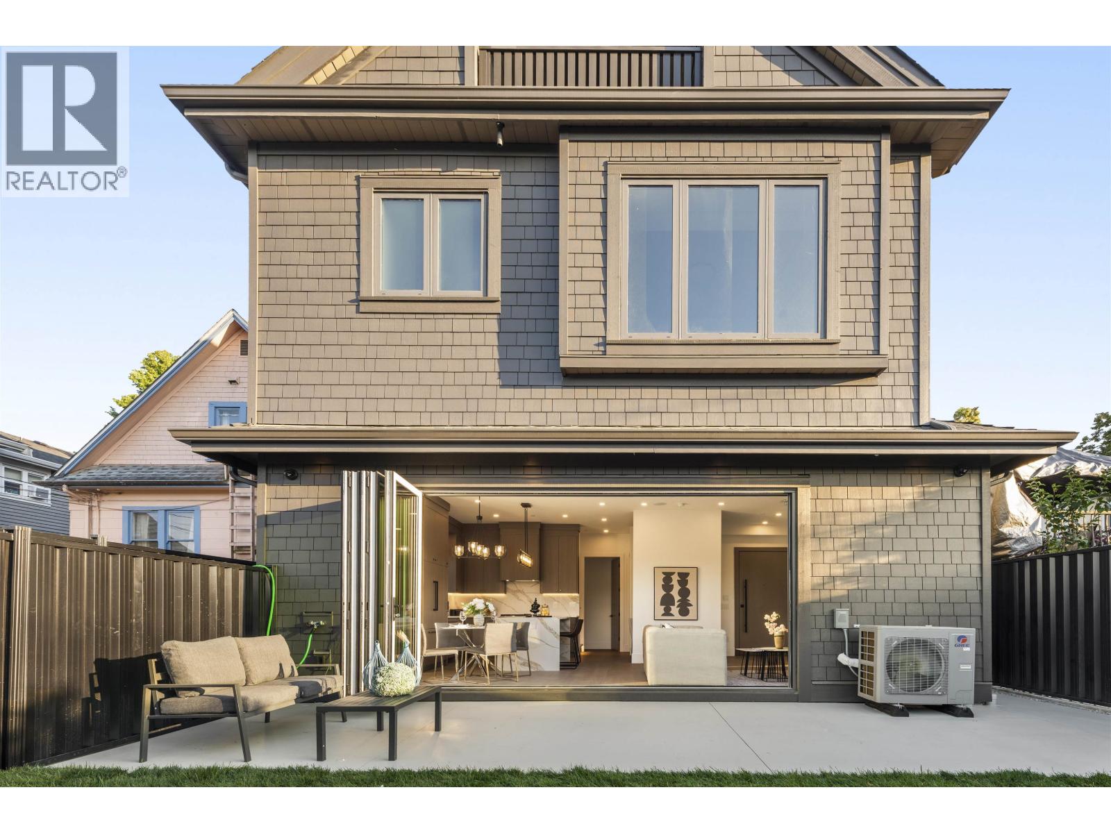 847 E 10th Avenue Unit 2, Vancouver, BC V5T 2A9