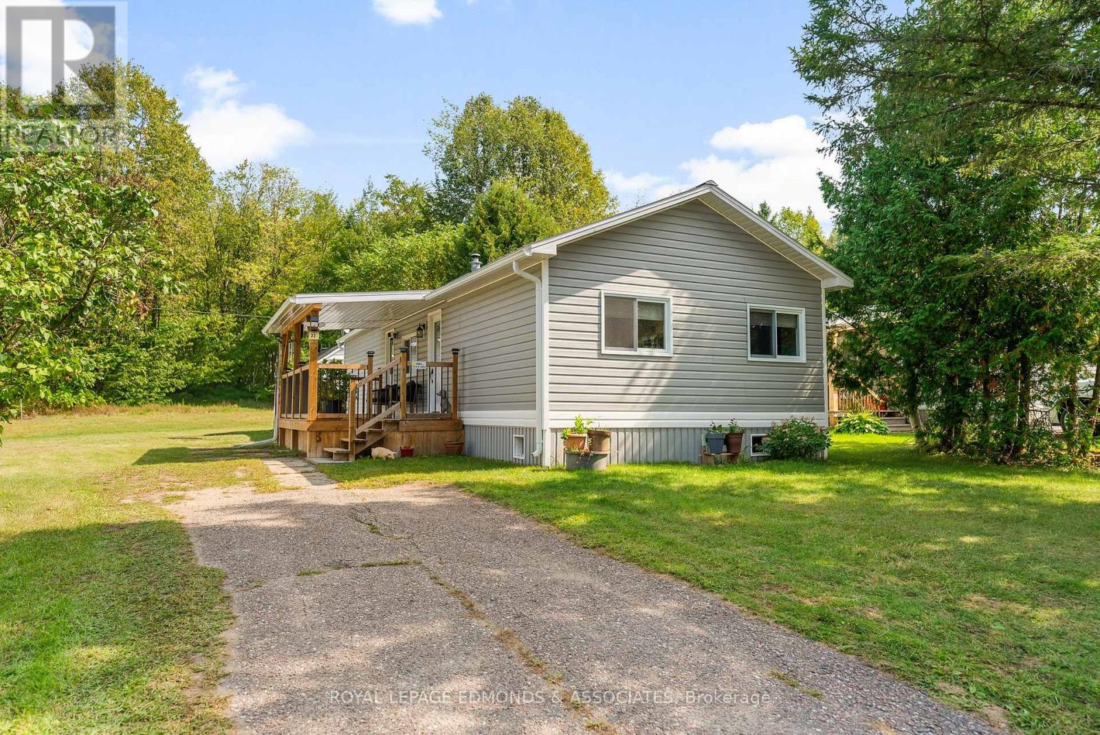 33 Robert Colin Ln, Whitewater Region, ON K0J 1K0