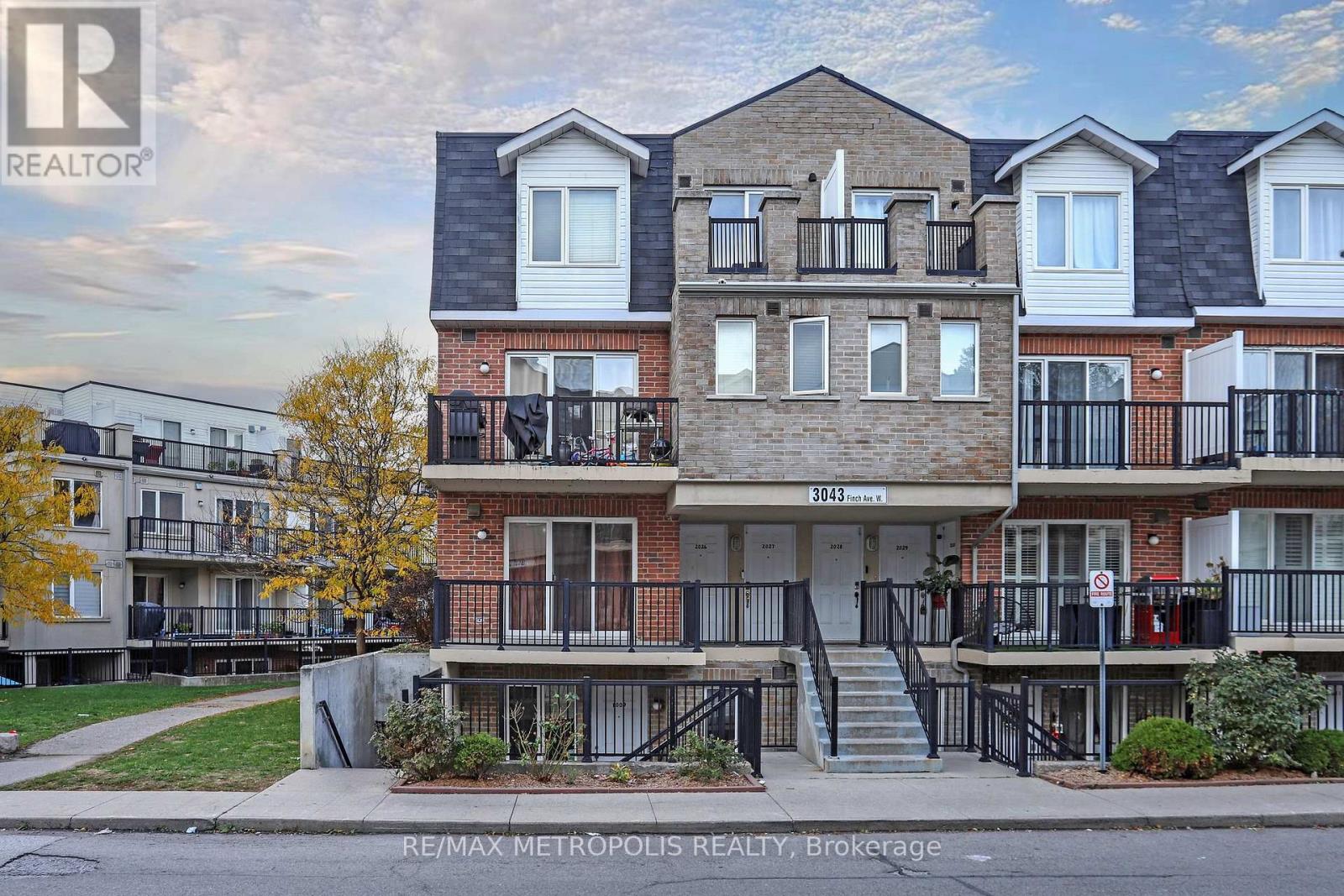 2025 3043 Finch Ave W, Toronto, ON M9M 0A4