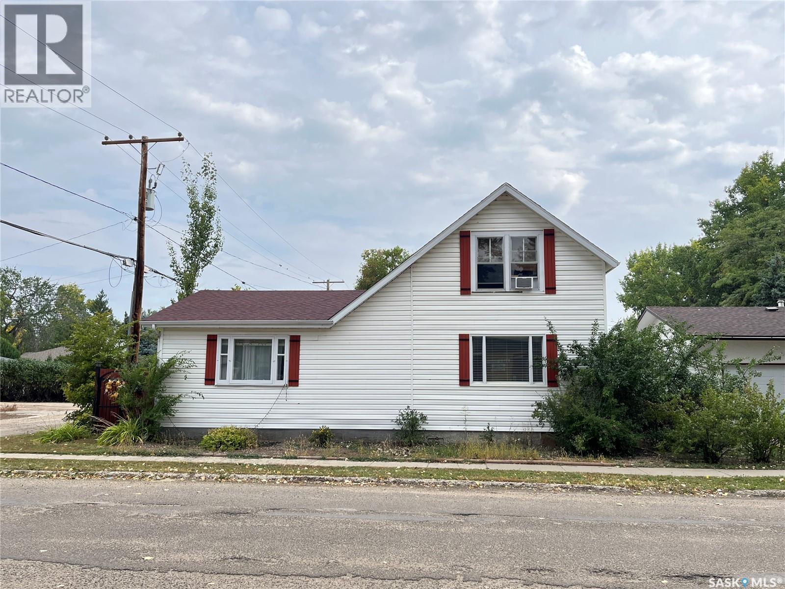 217 2 Avenue, Maple Creek, SK S0N 1N0