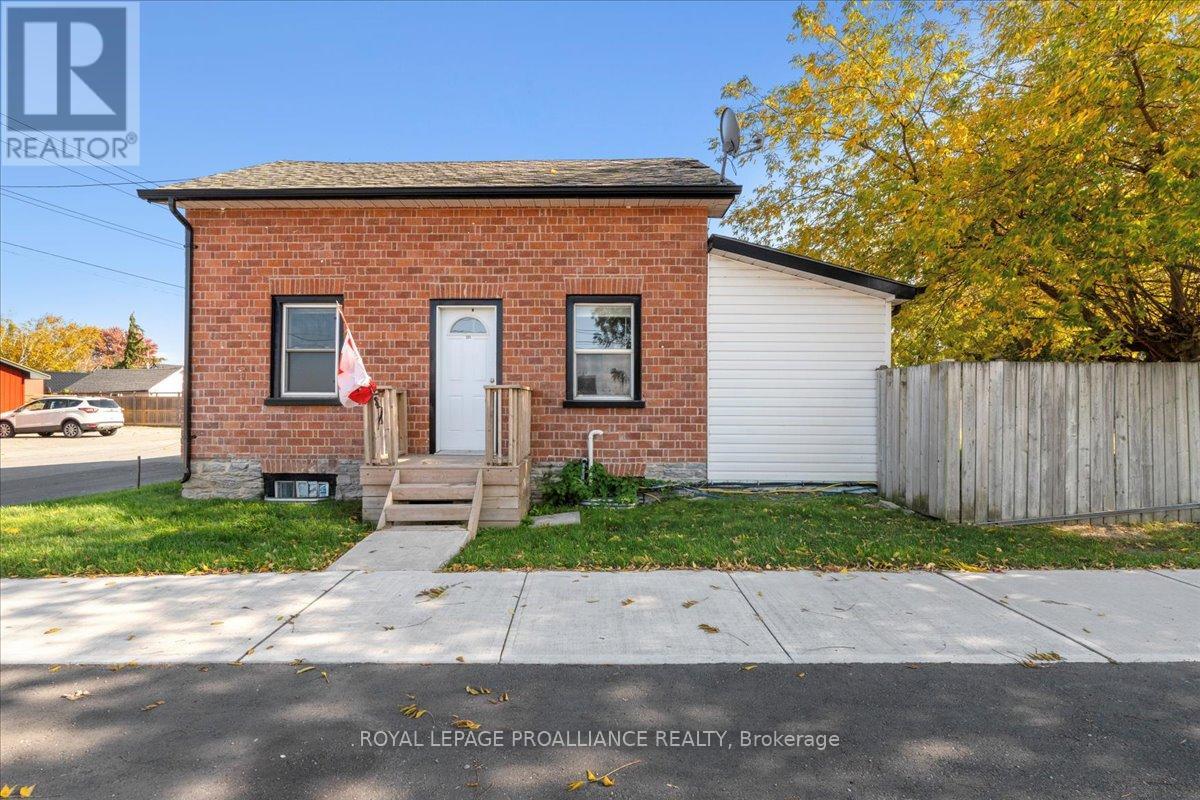 374 Main St, Prince Edward County Picton Ward, ON K0K 2T0