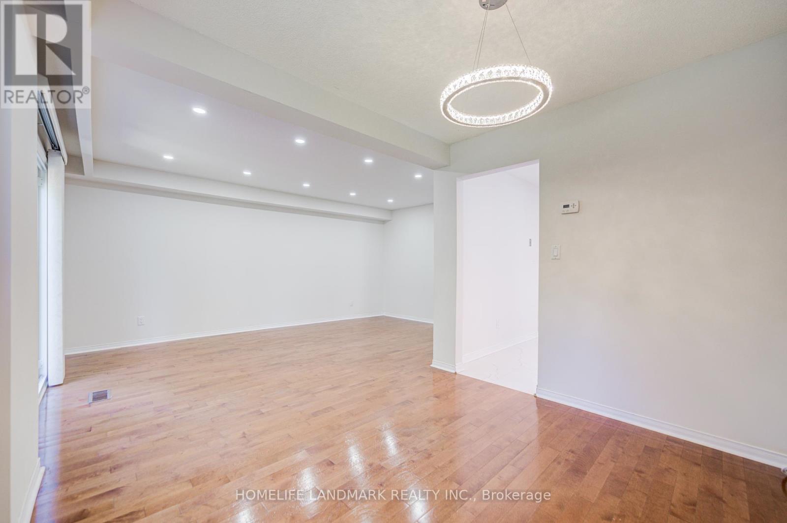 319 Hillside Dr, Mississauga, ON L5M 2N3
