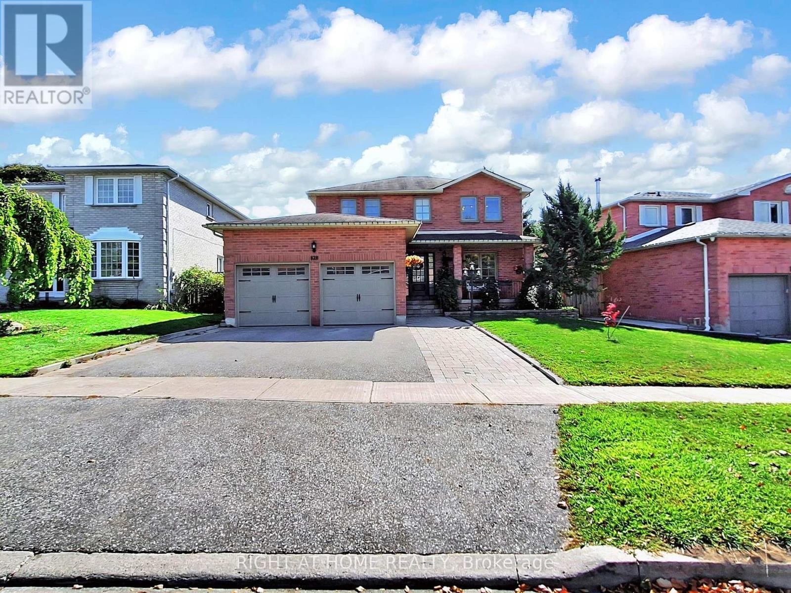 828 Leslie Valley Dr, Newmarket, ON L3Y 7H3