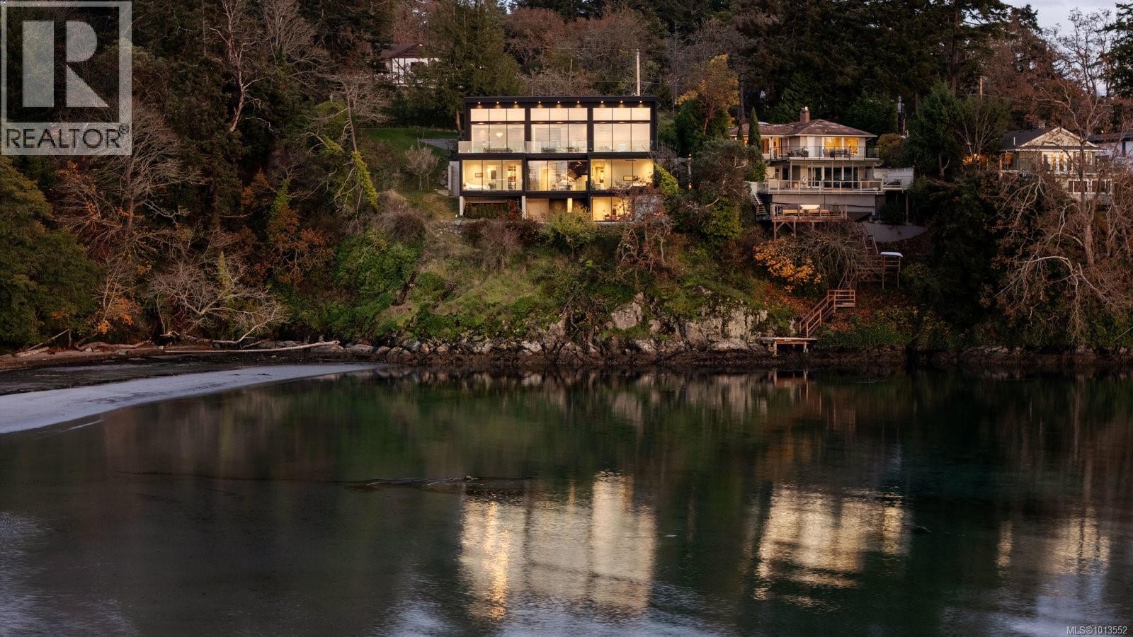 2701 Sea View Rd, Saanich, BC V8N 1K7