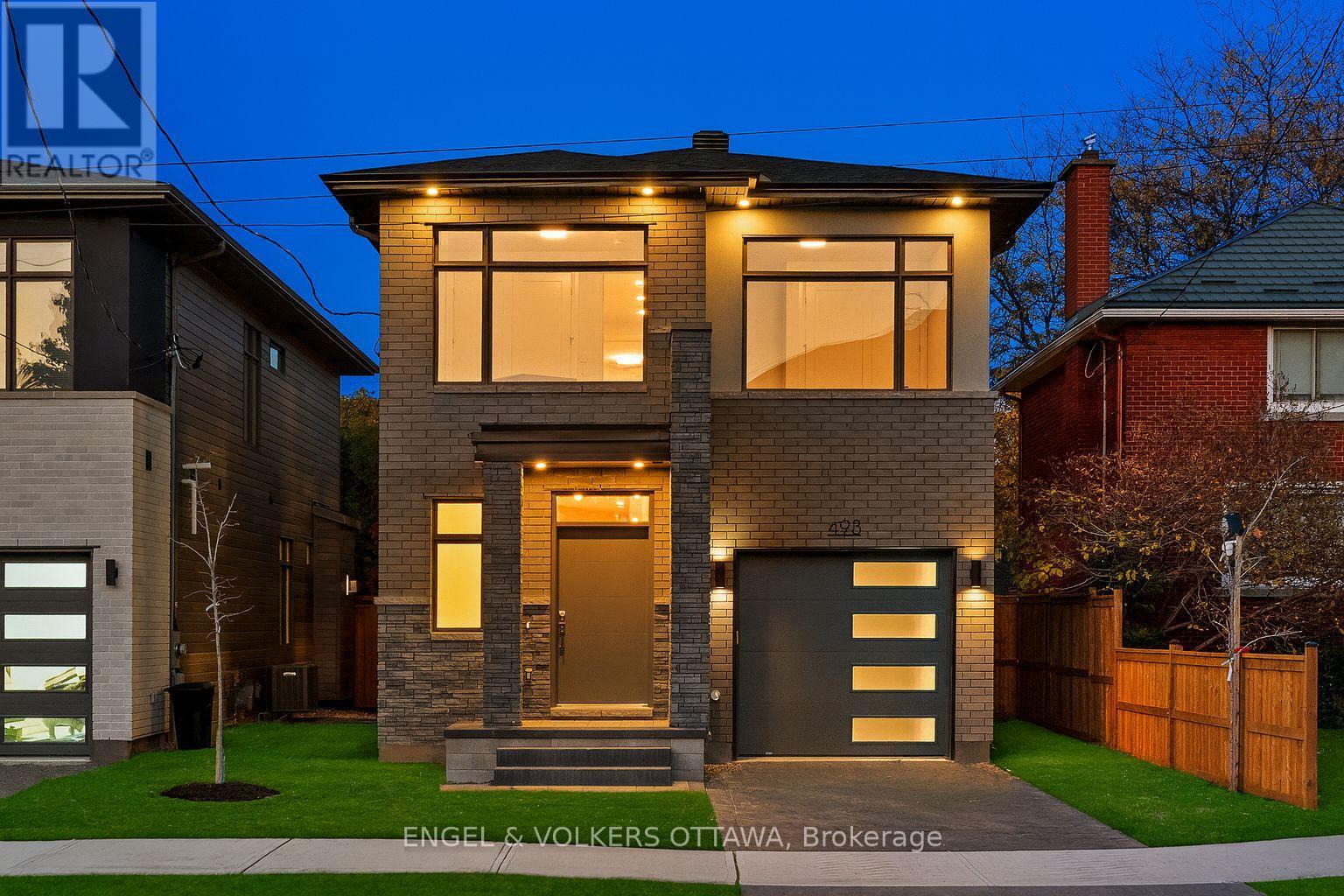 493 Highcroft Ave, Ottawa, ON K1Z 5J3