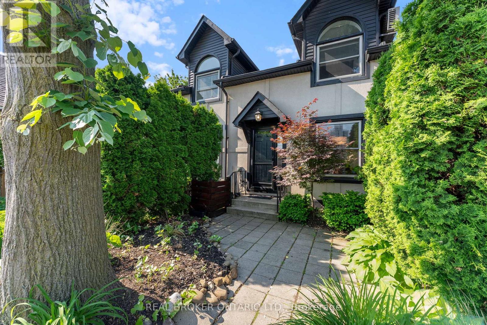 2 23 Macaulay St W, Hamilton, ON L8L 1E6