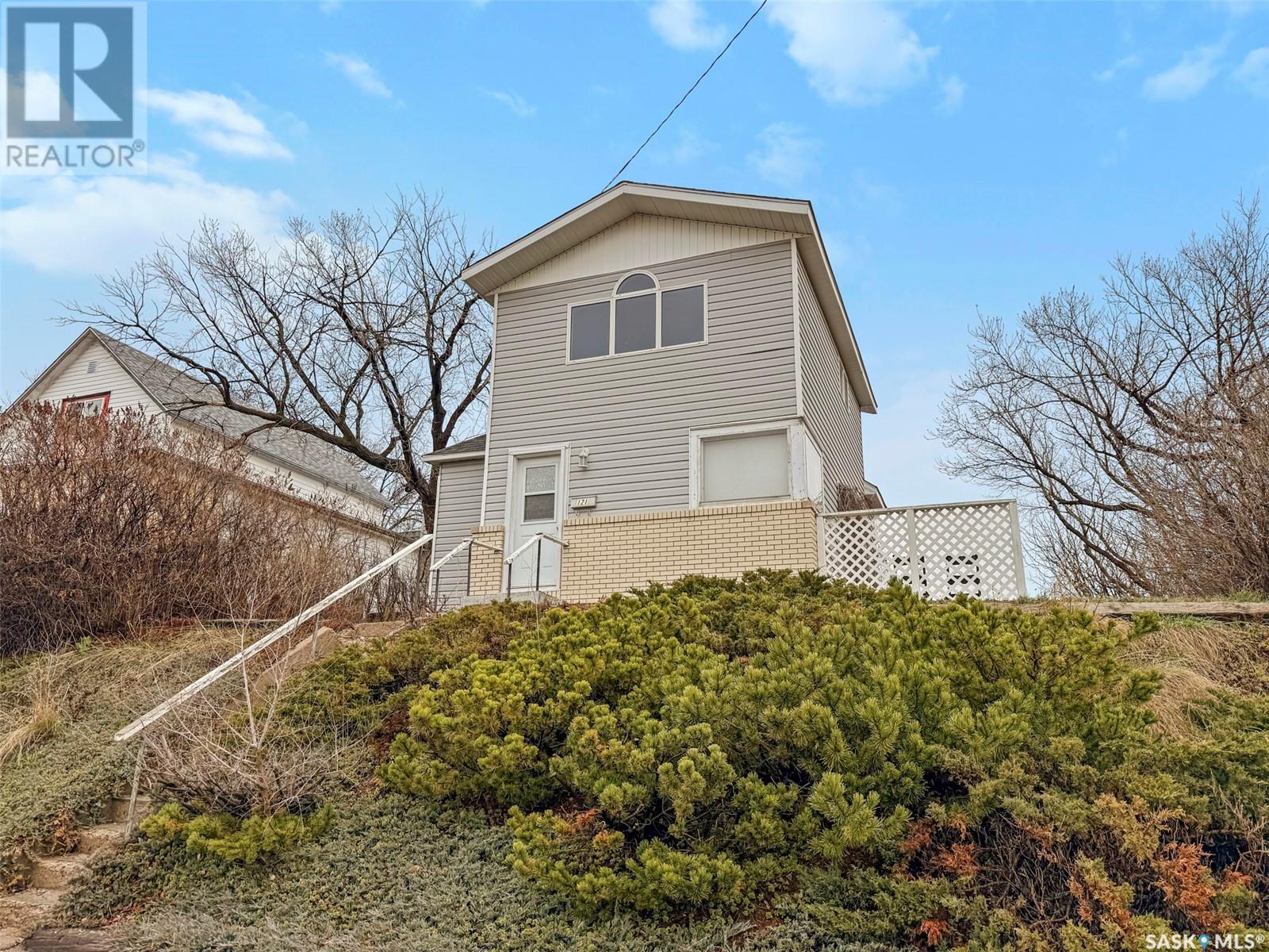 121 6 Avenue Northeast, Swift Current, SK S9H 2L9