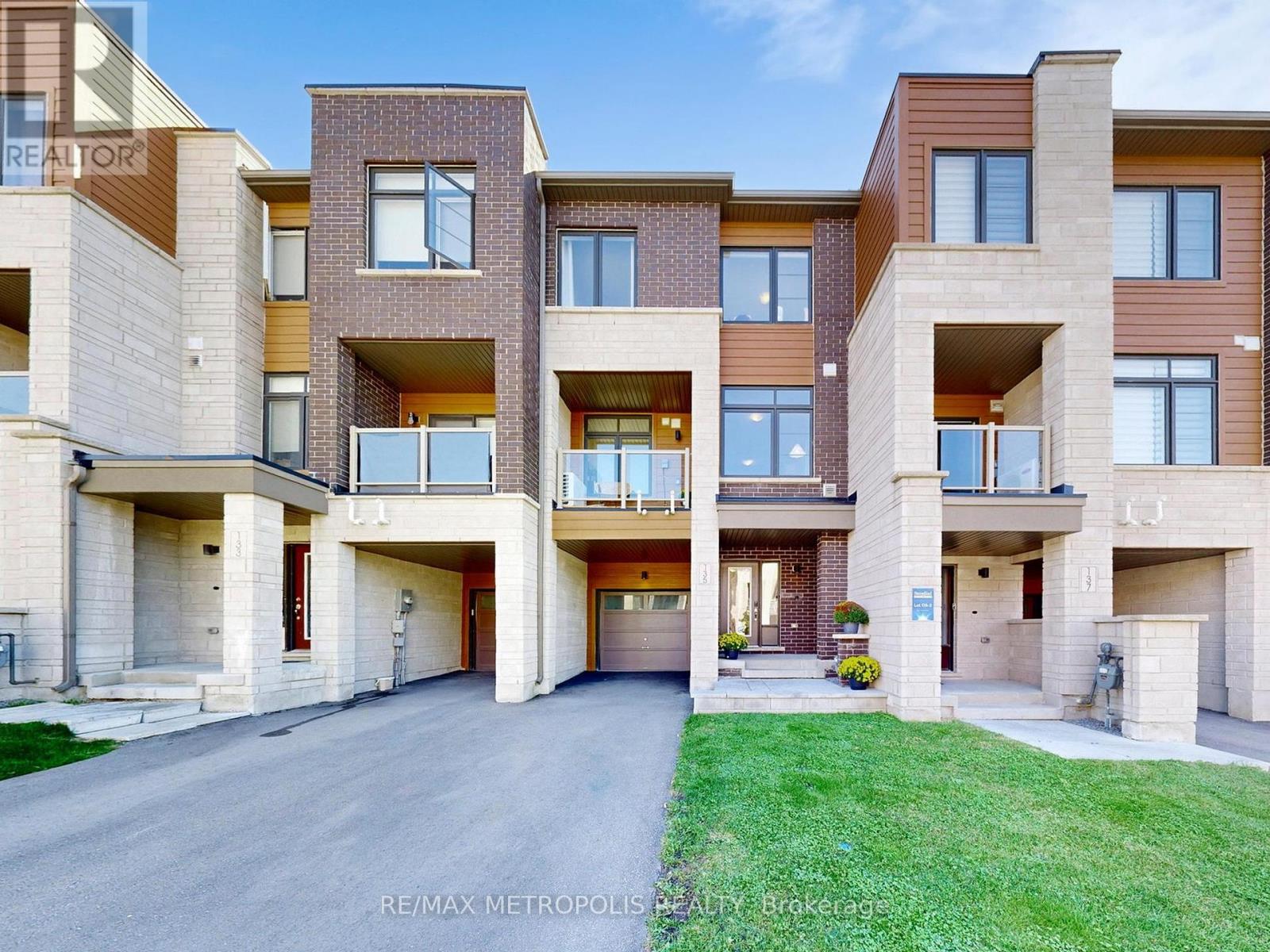 135 Bravo Ln, Newmarket, ON L3Y 4V9