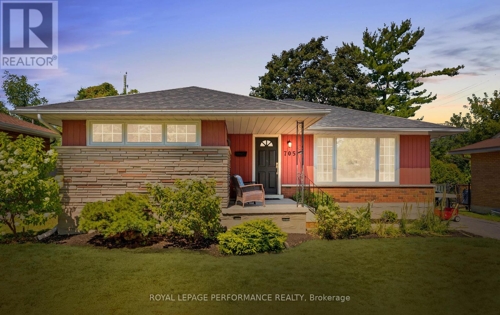 705 Pleasant Park Rd, Ottawa, ON K1G 1Y3