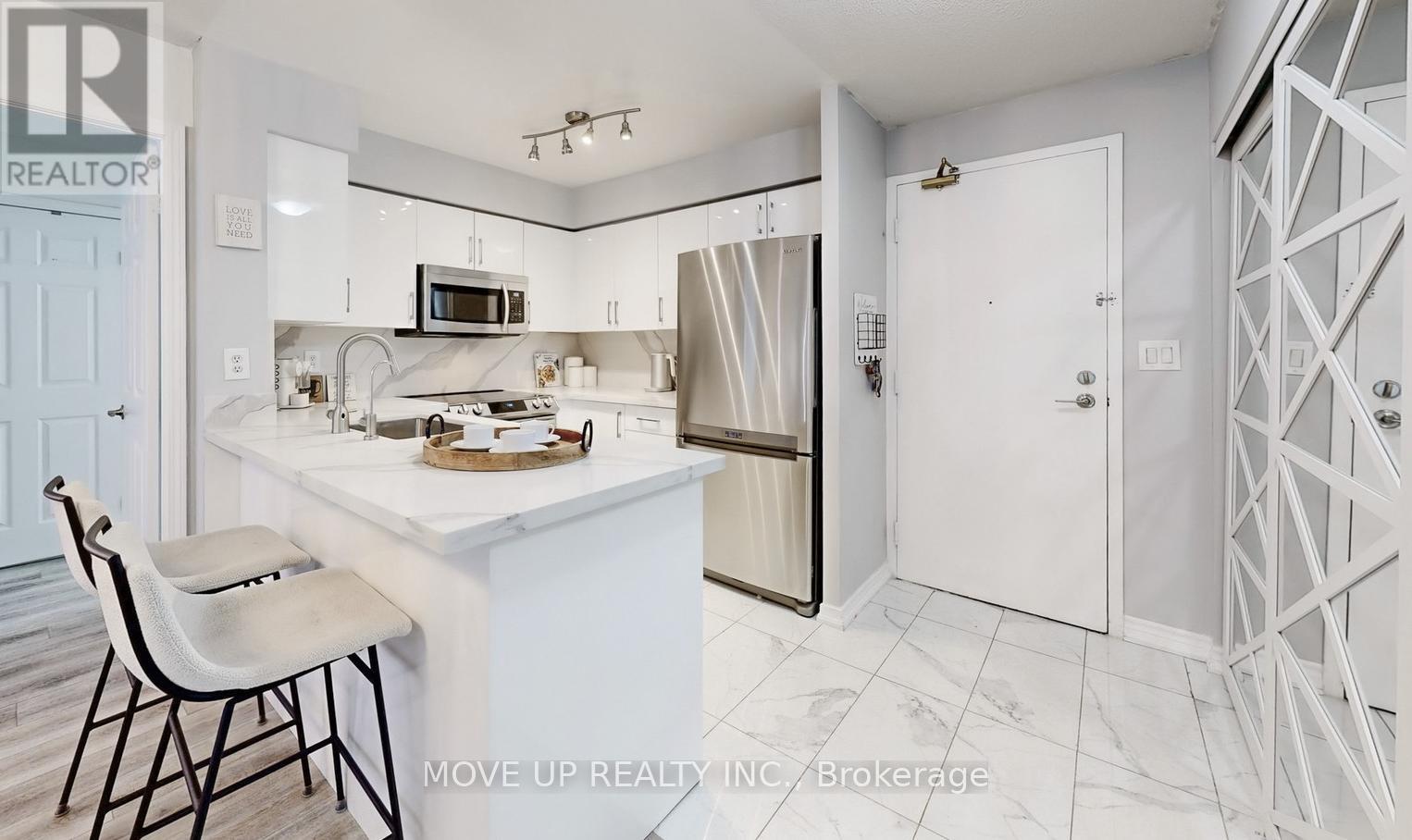 225 3 Ellesmere St, Richmond Hill, ON L4B 4N2