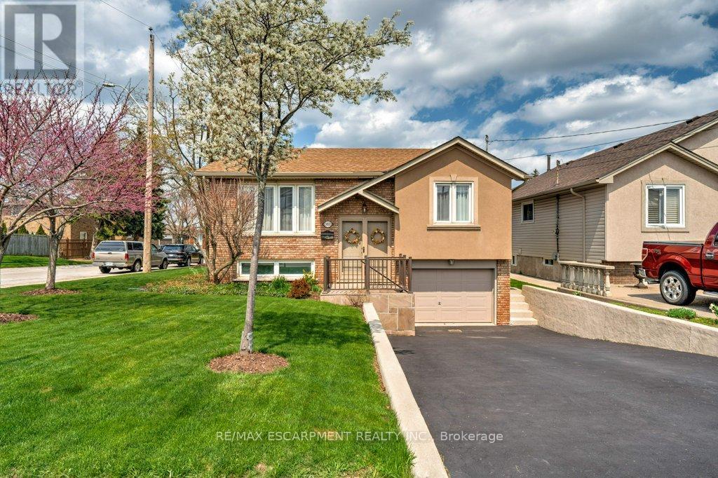 302 Highridge Ave, Hamilton, ON L8E 3W3