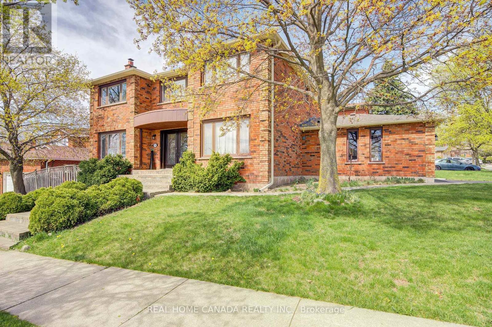 2735 Kingsway Dr, Oakville, ON L6J 7E9