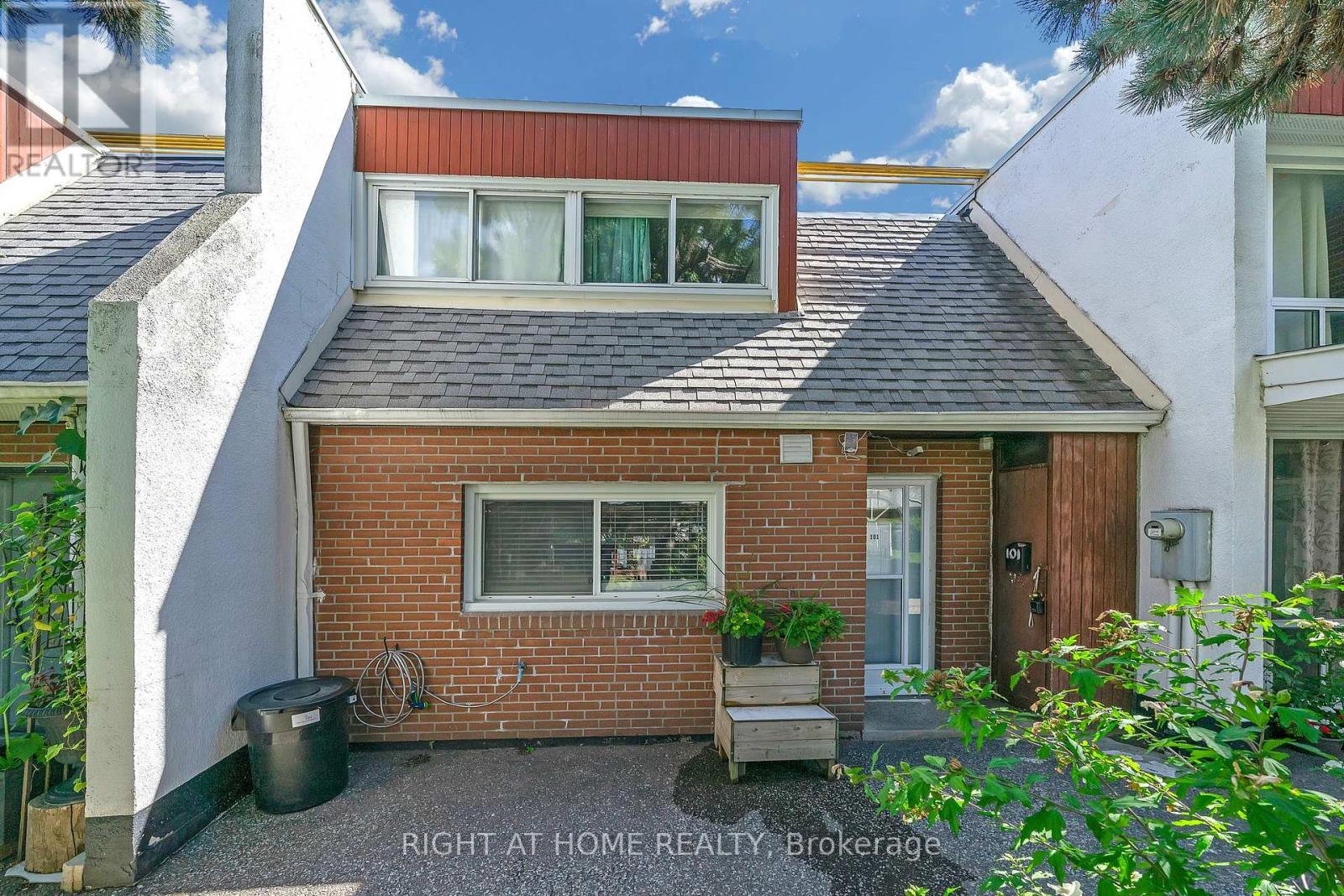 101 2901 Jane St, Toronto, ON M3N 2J8