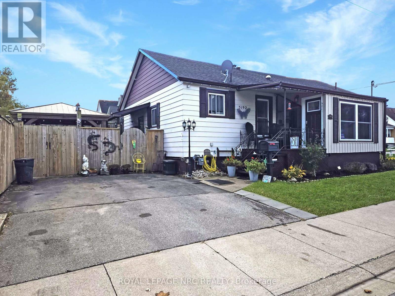 5192 Hamilton St, Niagara Falls, ON L2E 2W3