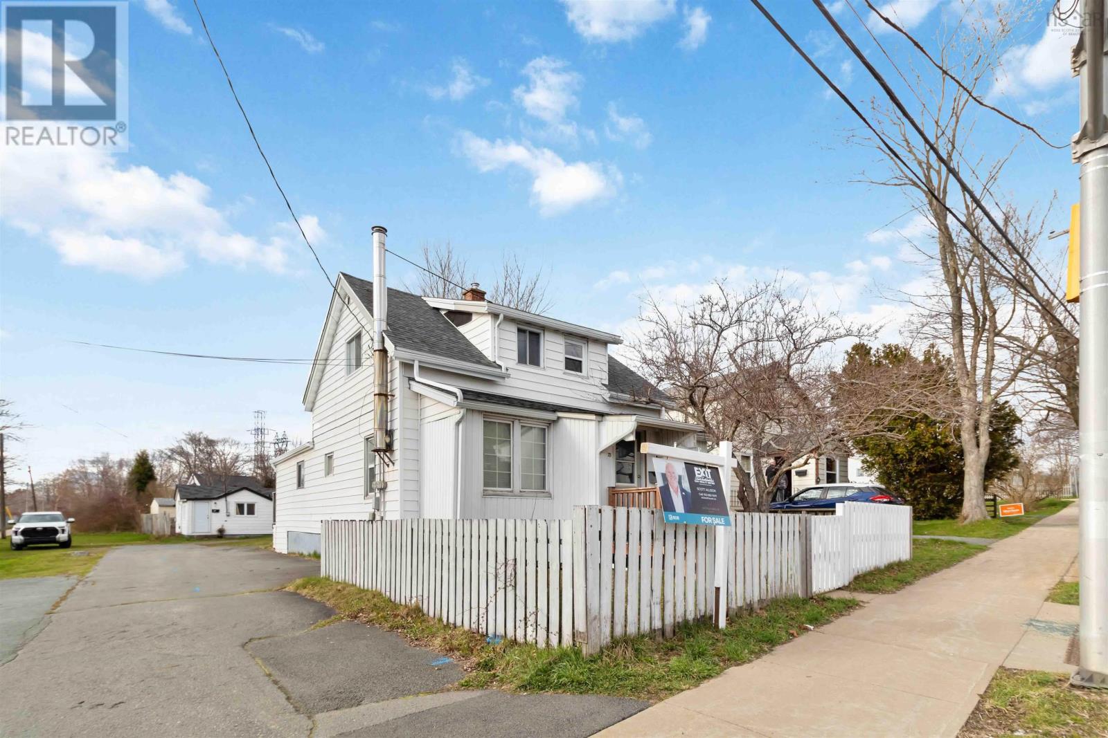 33 Albro Lake Rd, Dartmouth, NS B3A 3X9