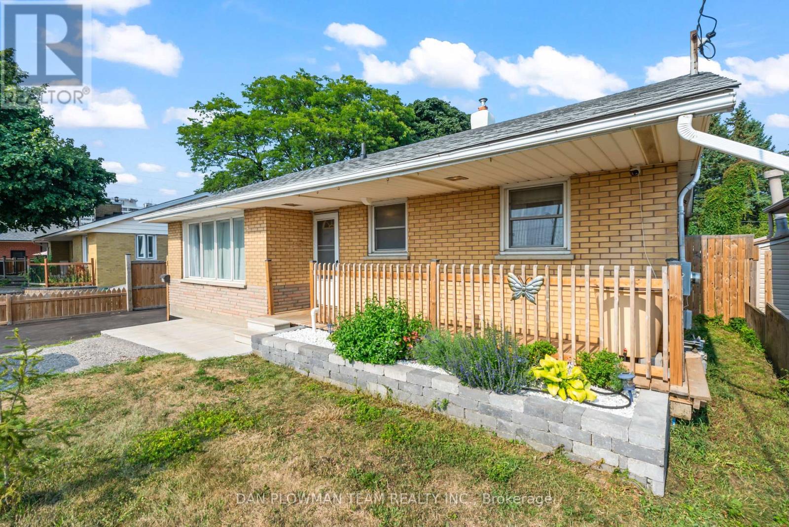 641 Stevenson Rd N, Oshawa, ON L1J 5P2
