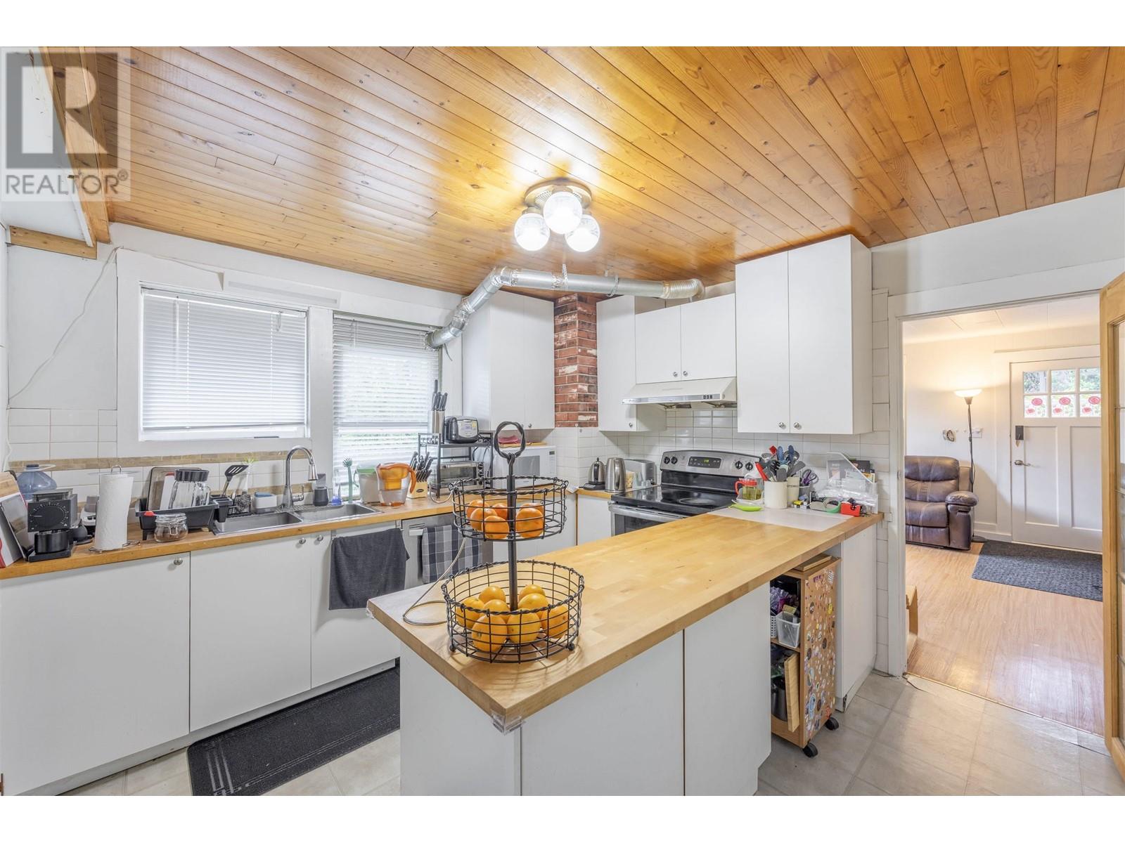 634 Rochester Ave, Coquitlam, BC V3K 2V7