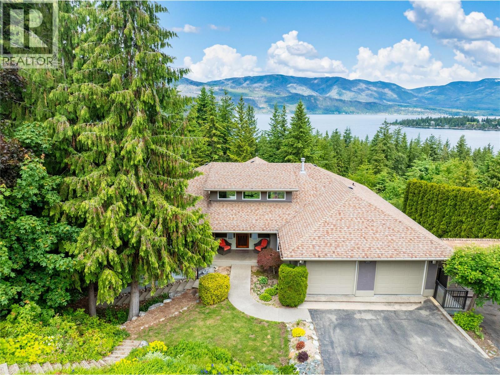 2273 Lakeview Dr, Sorrento, BC V0E 2W2
