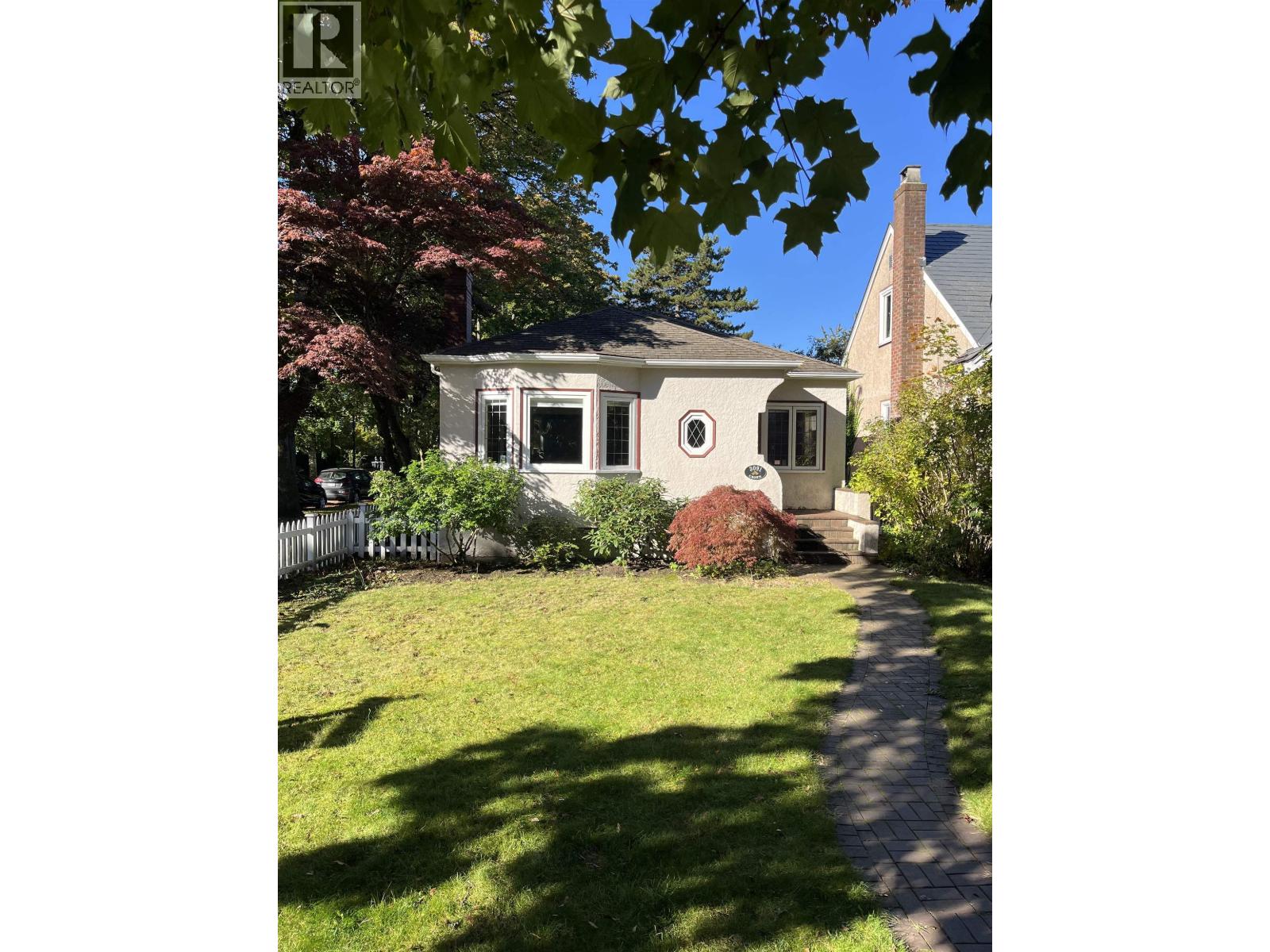 3091 Crown St, Vancouver, BC V6R 3W4