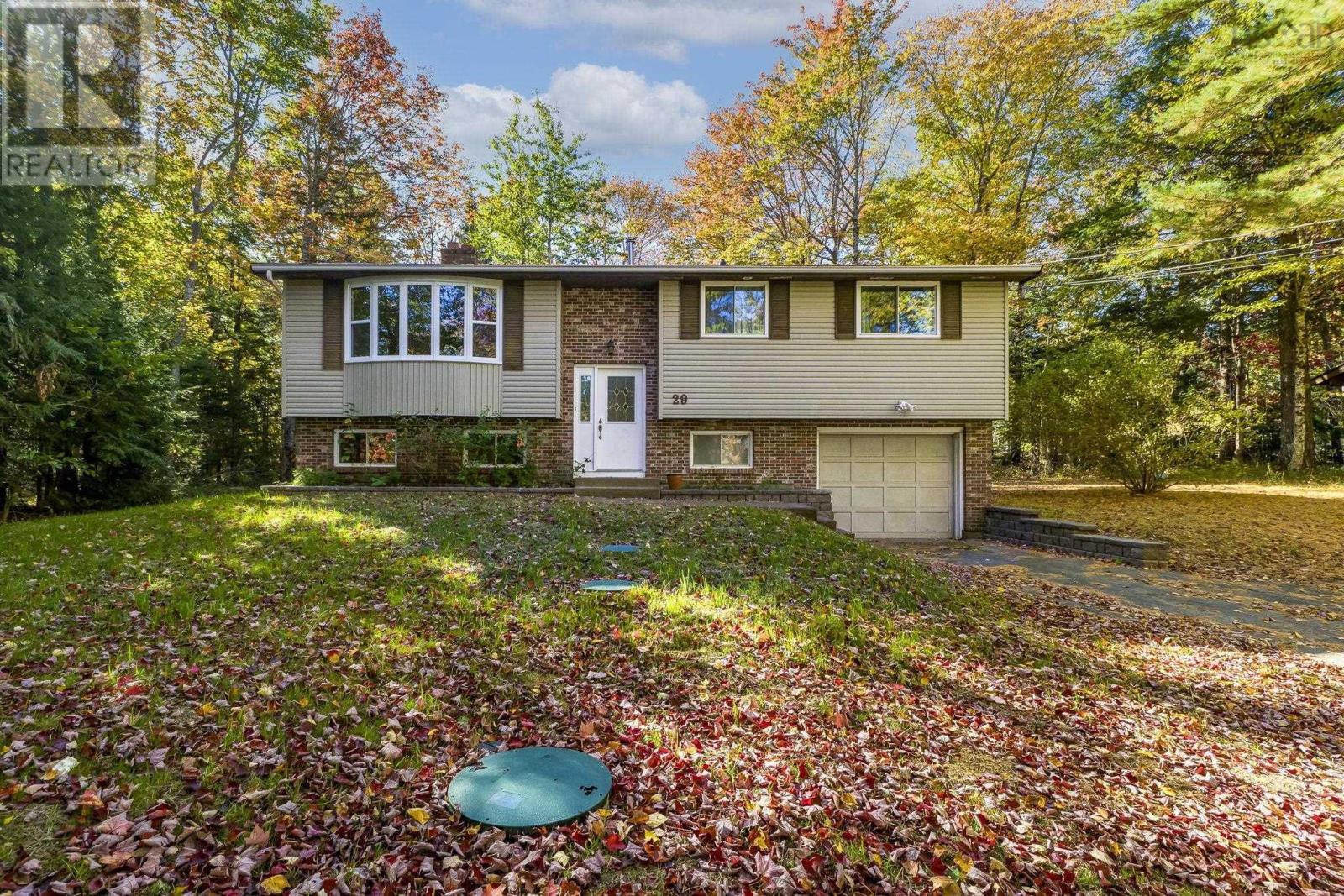 29 Concord Ave, Fall River, NS B2T 1E7