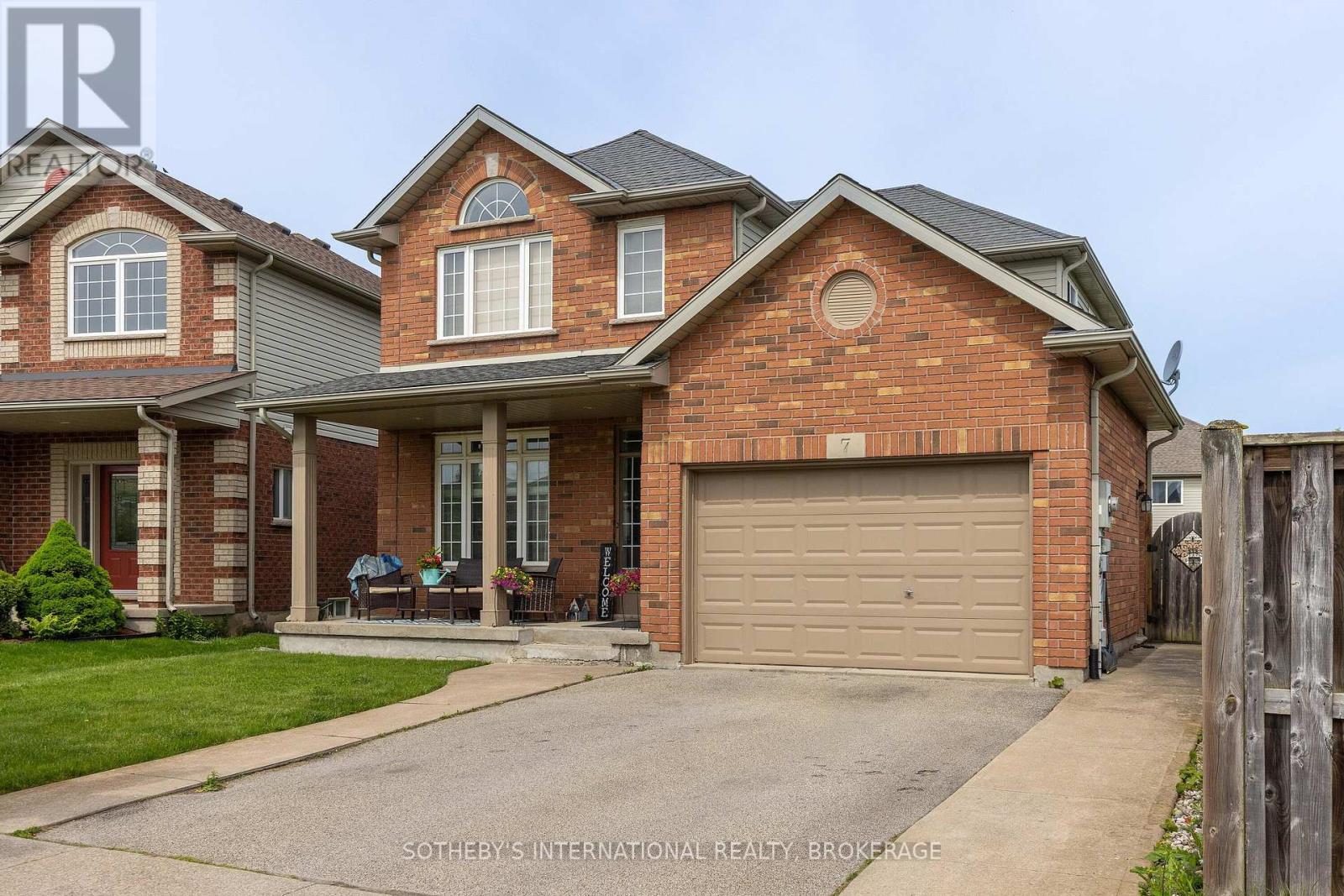 7 Honey Locust Cir, Thorold, ON L2V 5E2