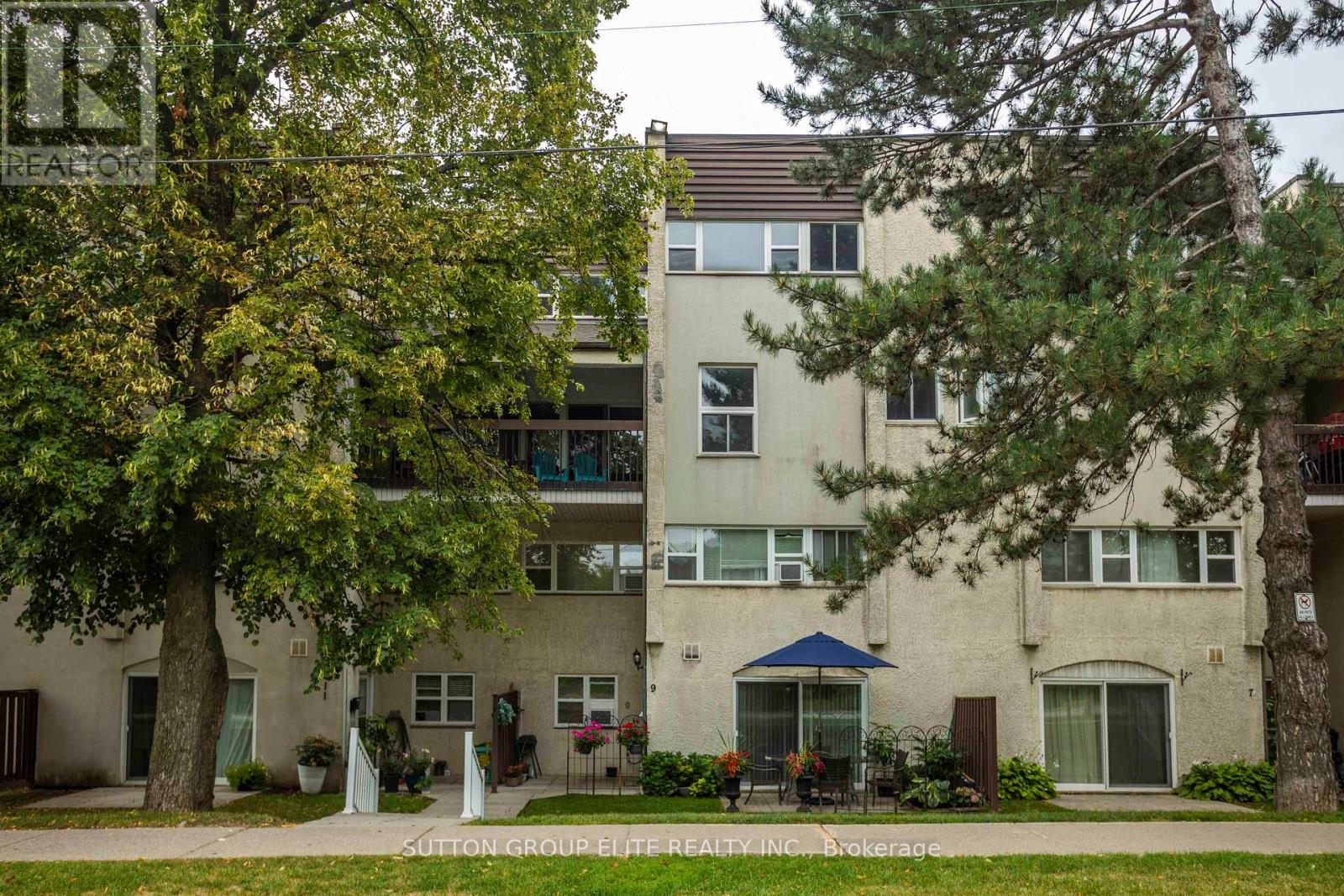 9 3050 Constitution Blvd, Mississauga, ON L4Y 3X1