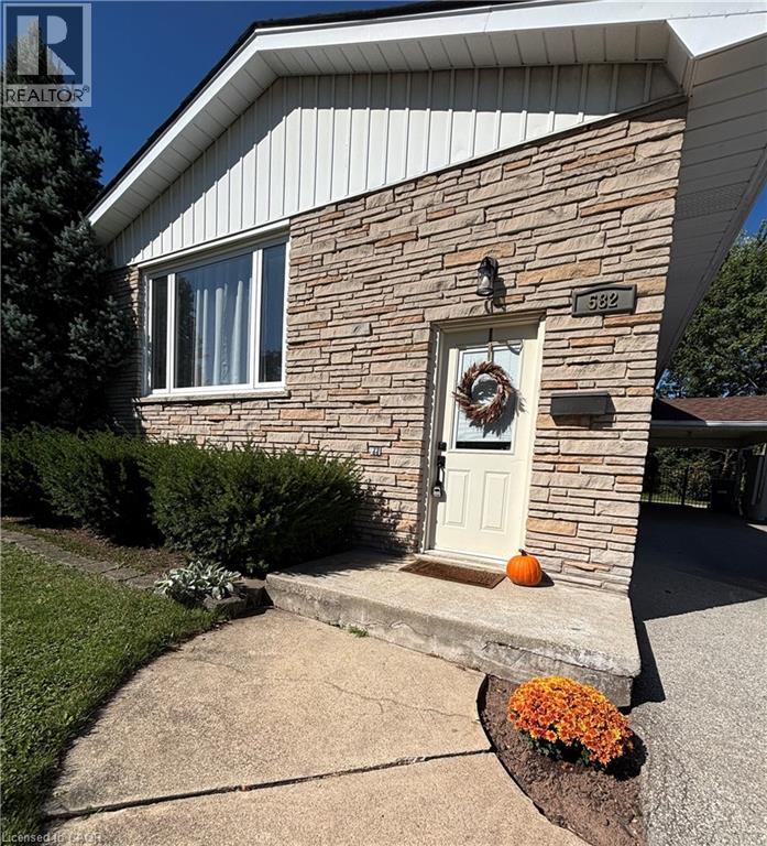 582 Chamberlain Rd, Burlington, ON L7L 2V5