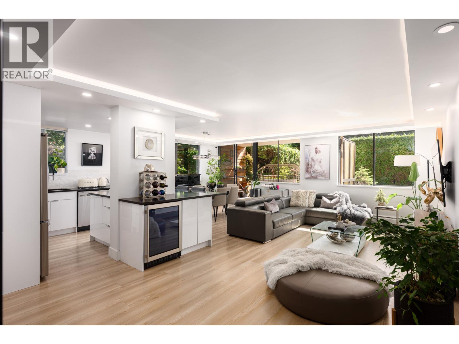 555 13th Street #l1, West Vancouver, BC V7T 2N8