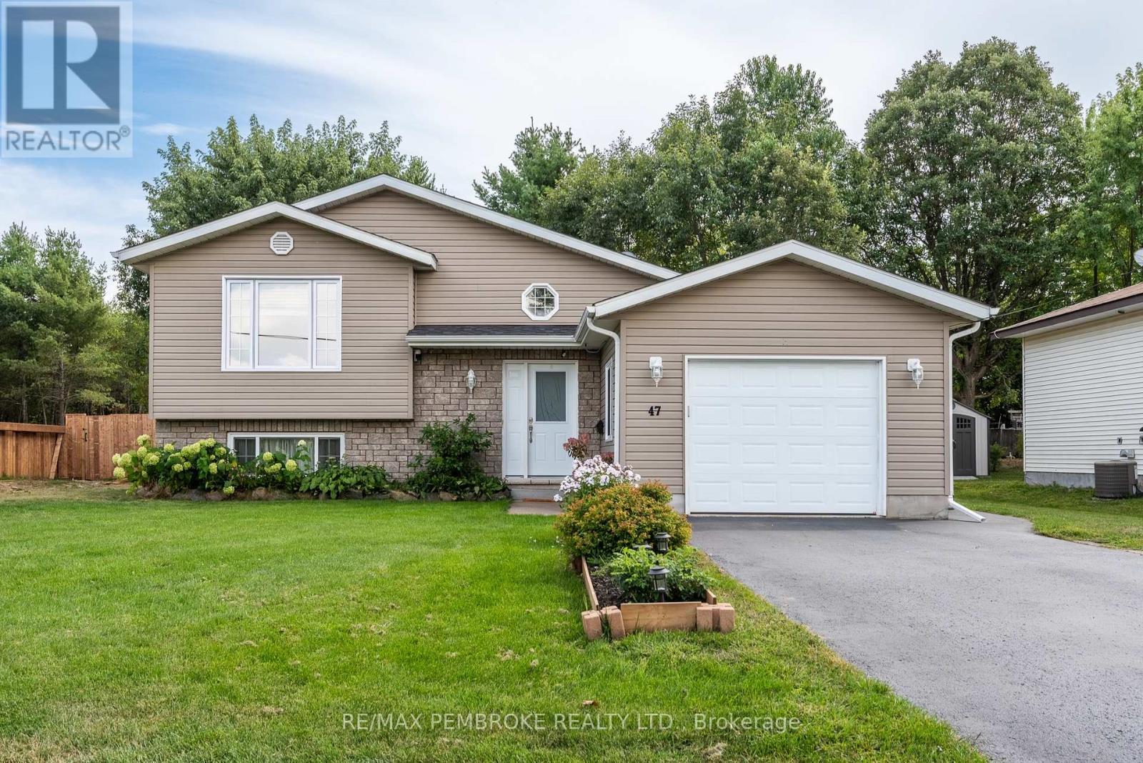 47 Mohns Ave, Petawawa, ON K8H 2H1
