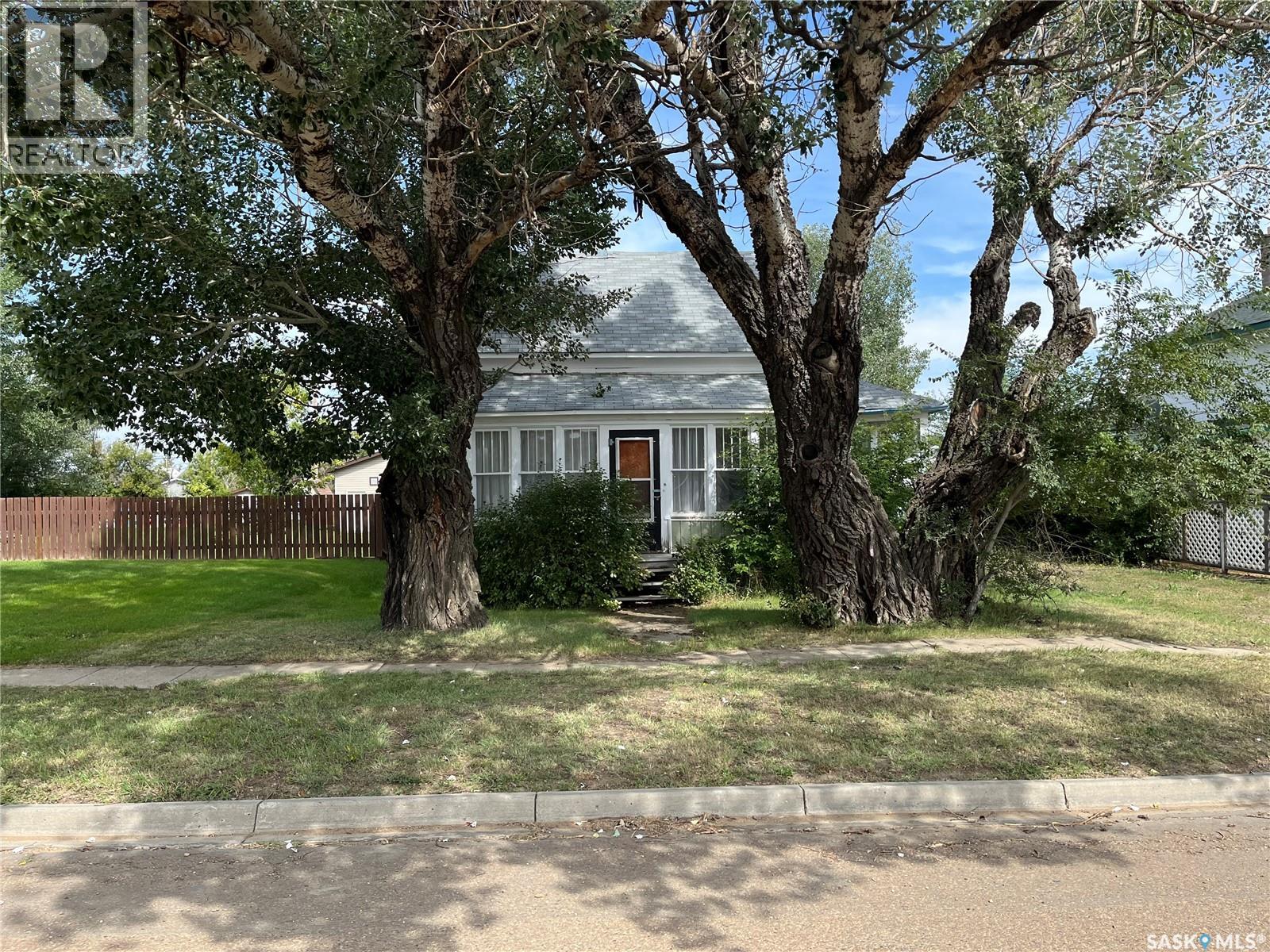 9 3rd Street East, Willow Bunch, SK S0H 4K0
